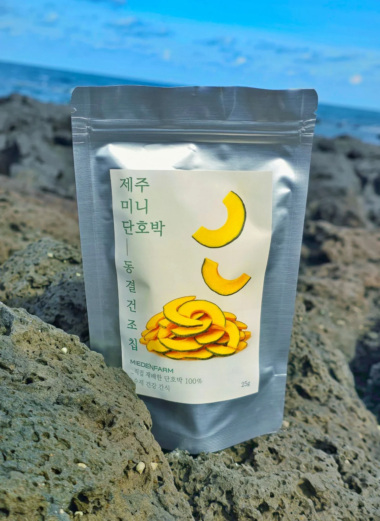 바닷가 현무암 위 미니단호박 동결건조칩 봉투(미에덴팜 직접 촬영)